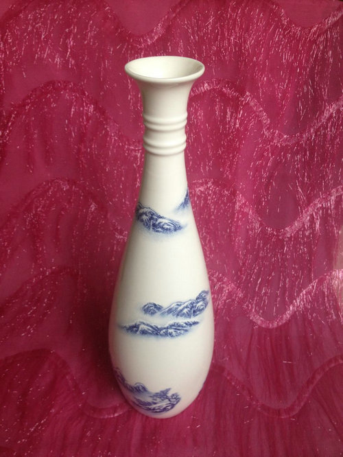 浮雕釉中青花瓶